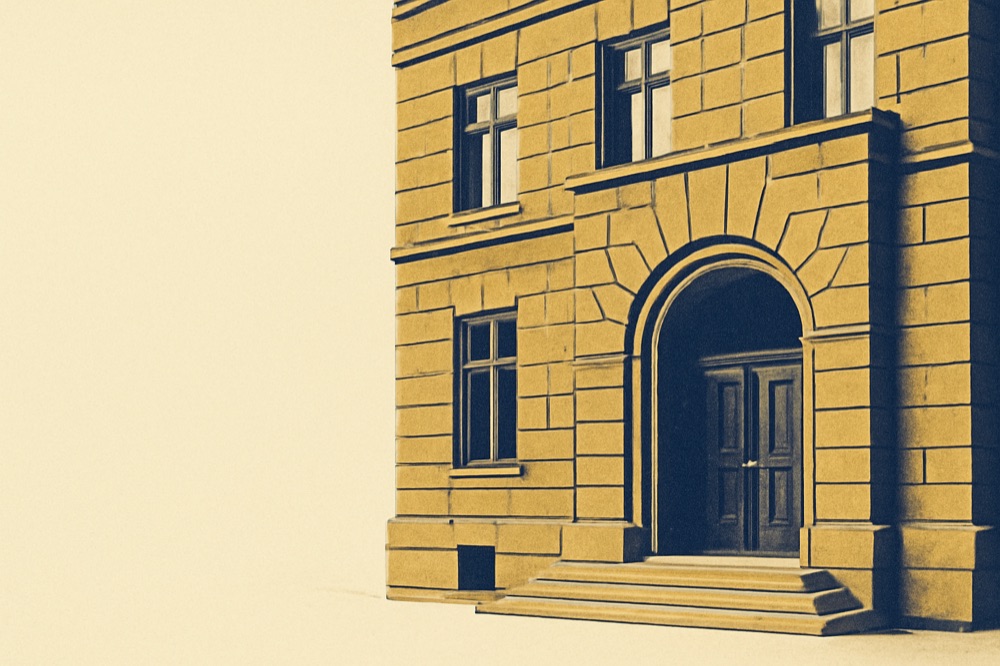 Eingang eines deutschen Amtsgerichts mit steinernem Rundbogenportal