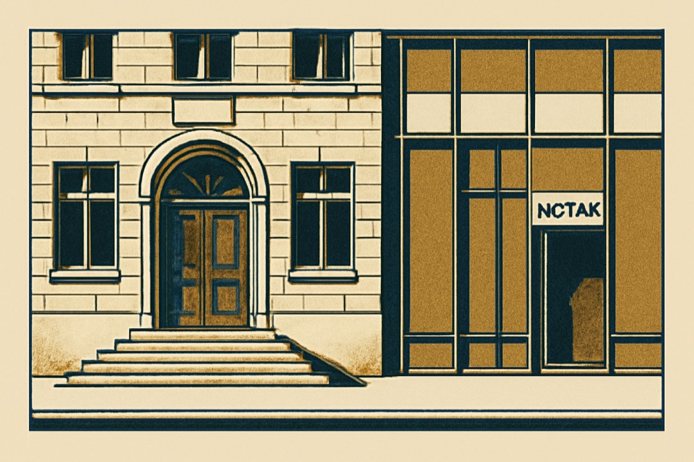 Zweifarbiges Bild: Finanzamtsfassade neben modernem Notarbüro
