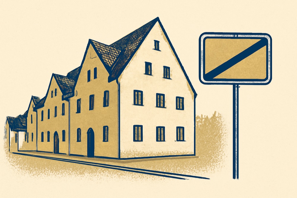 Bayerische Mietshäuser nahe einem Gemeindegrenz-Schild