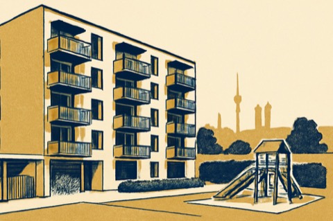 Modularer Wohnblock mit Fahrradstellplätzen und kleinem Spielplatz, Münchner Stadtkulisse.