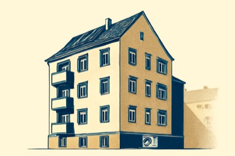 Berliner Mehrfamilienhaus der 1950er mit Solarthermie auf dem Dach und kleinem Wärmepumpen-Außengerät.