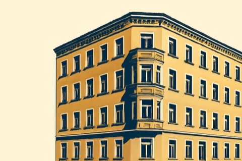 Gründerzeit‑Mehrfamilienhaus in Leipzig mit gedämmter Fassade und Ziegeldach.