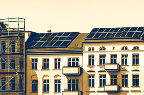 Berliner Flachdach mit Photovoltaik während der Sanierung