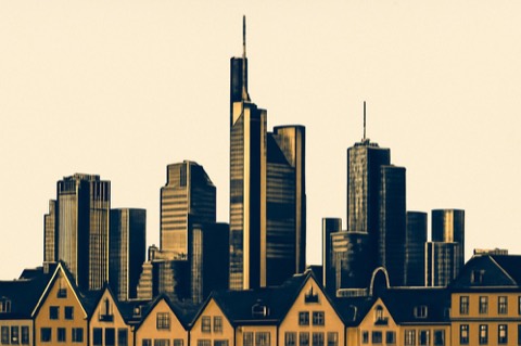 Frankfurt am Main — die Bankenskyline über der Altstadt